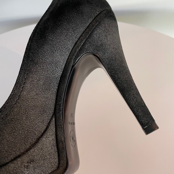 CHANEL CC Logo Metallic Suede Pumps Size 37 - Picture 15 of 16